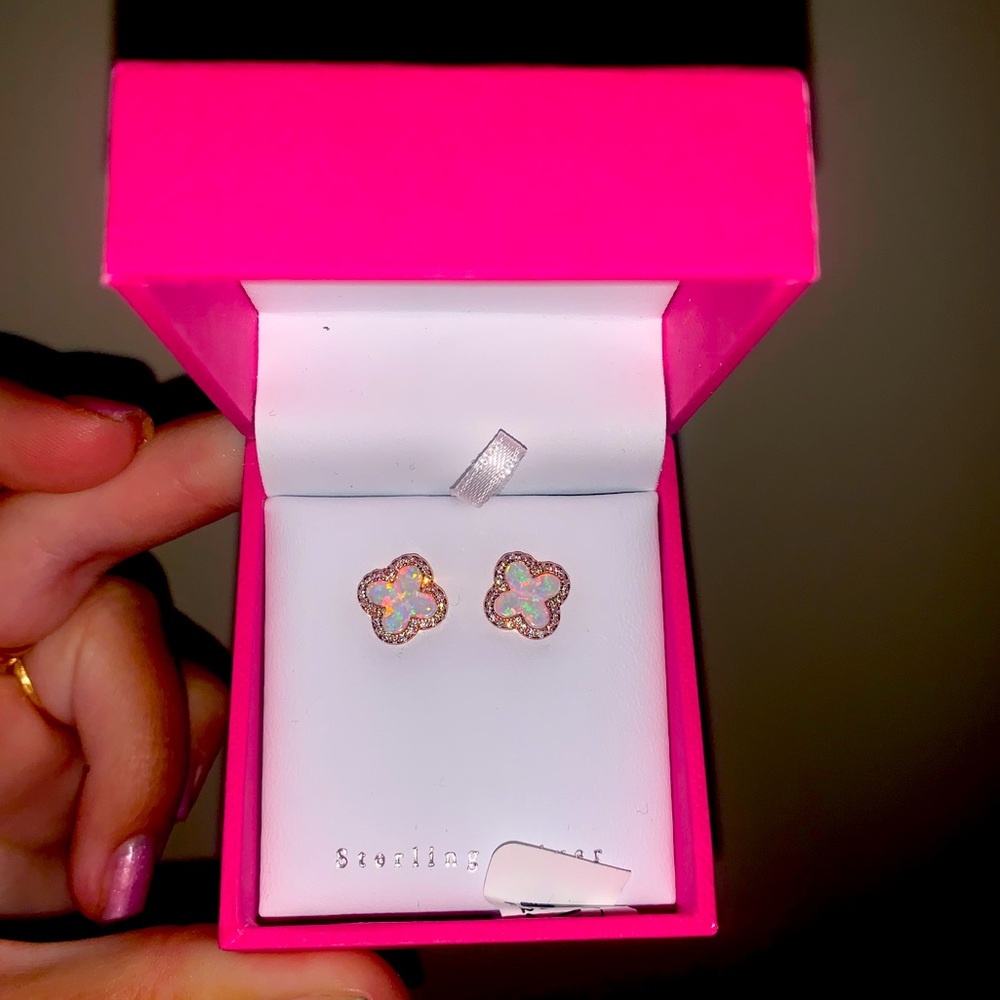 BRAND NEW STERLING SILVER CLOVER EARRINGS - Picture 1 of 1